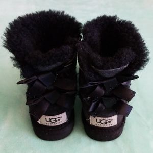 Black bow back Uggs size 7